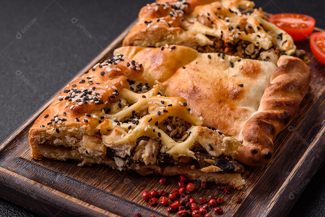 A imagem mostra fatias de uma quiche ou torta salgada, que é um prato de origem franco-alemã.