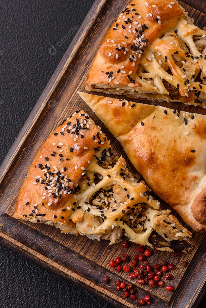 A imagem mostra fatias de uma quiche ou torta salgada, que é um prato de origem franco-alemã.