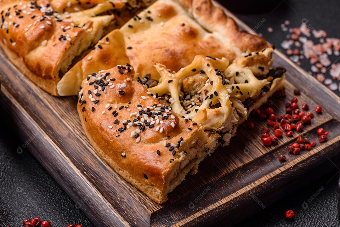 A imagem mostra fatias de uma quiche ou torta salgada, que é um prato de origem franco-alemã.