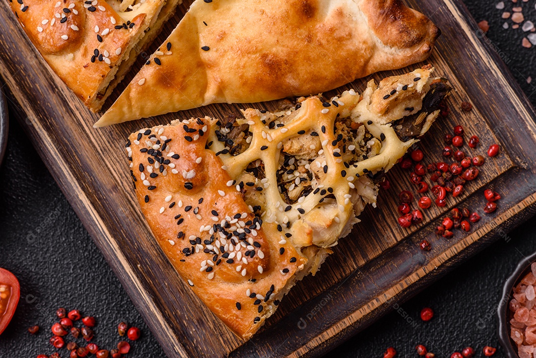 A imagem mostra fatias de uma quiche ou torta salgada, que é um prato de origem franco-alemã.