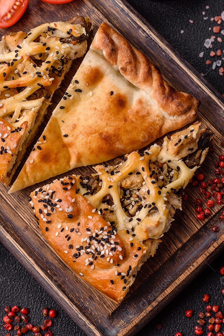 A imagem mostra fatias de uma quiche ou torta salgada, que é um prato de origem franco-alemã.