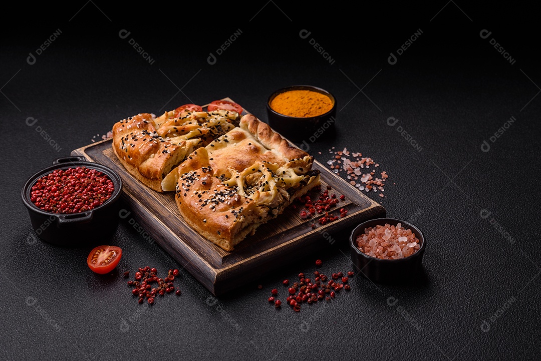 A imagem mostra fatias de uma quiche ou torta salgada, que é um prato de origem franco-alemã.