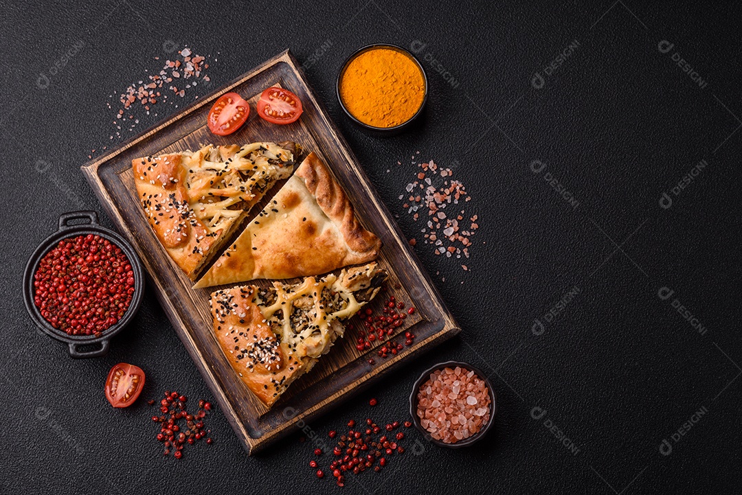 A imagem mostra fatias de uma quiche ou torta salgada, que é um prato de origem franco-alemã.