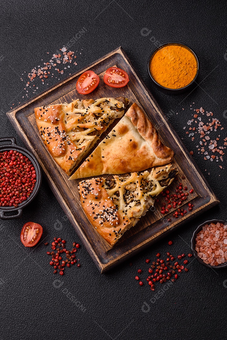 A imagem mostra fatias de uma quiche ou torta salgada, que é um prato de origem franco-alemã.