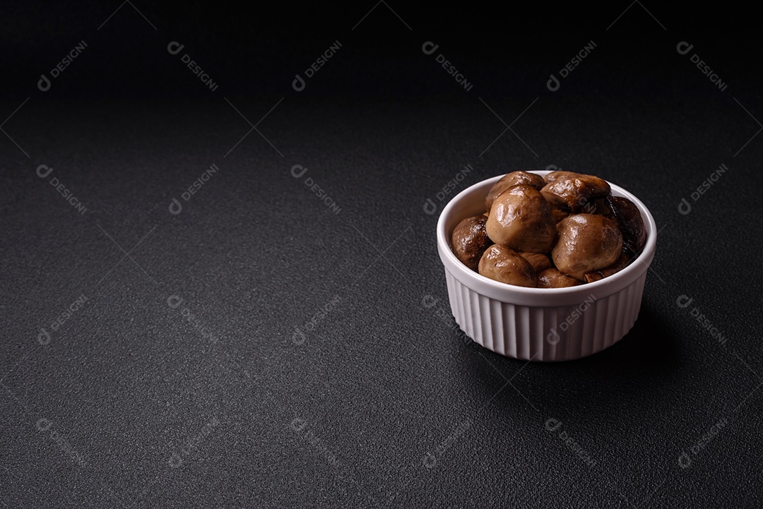 A imagem mostra cogumelos grelhados ou salteados. São um prato versátil que pode ser servido como entrada ou acompanhamento