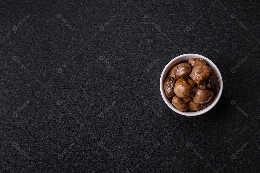 A imagem mostra cogumelos grelhados ou salteados. São um prato versátil que pode ser servido como entrada ou acompanhamento