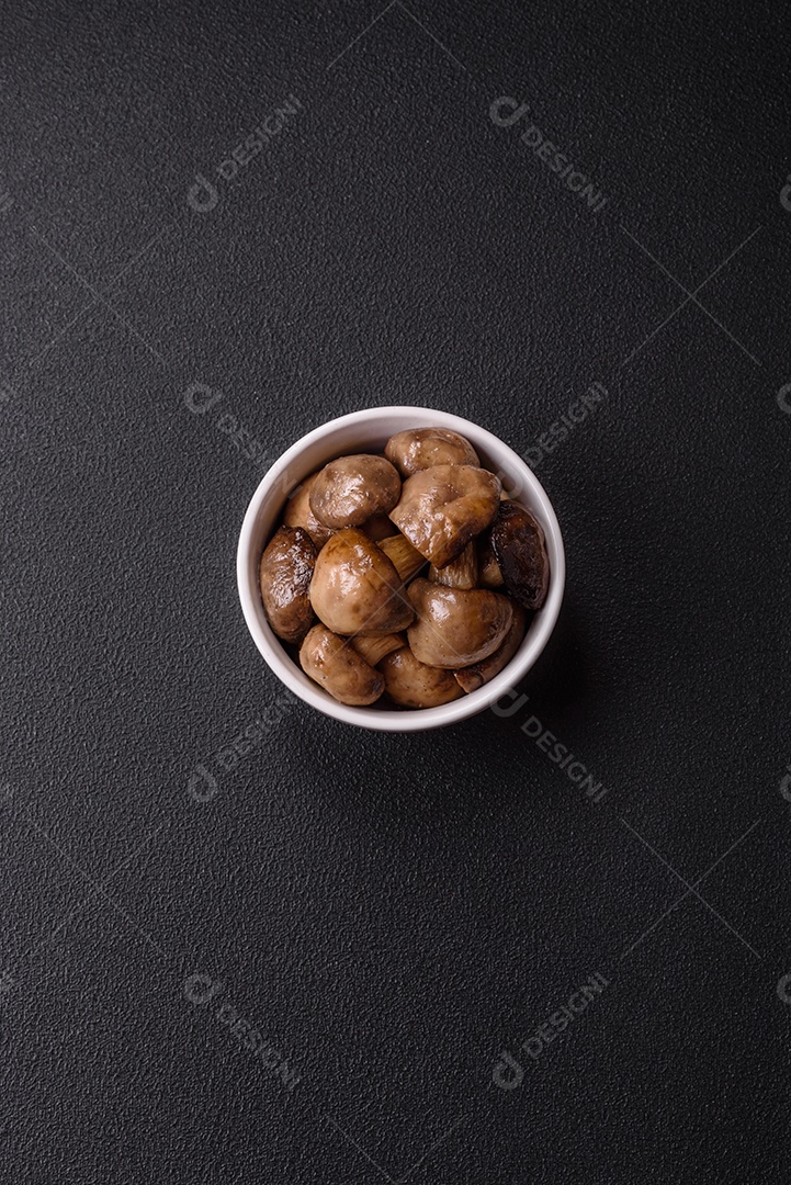 A imagem mostra cogumelos grelhados ou salteados. São um prato versátil que pode ser servido como entrada ou acompanhamento