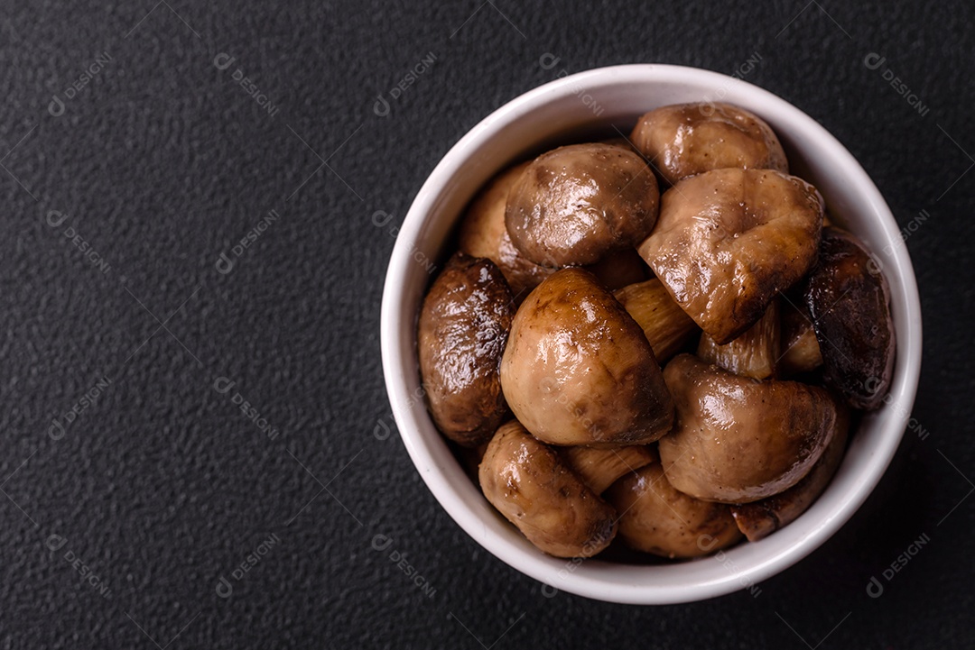 A imagem mostra cogumelos grelhados ou salteados. São um prato versátil que pode ser servido como entrada ou acompanhamento