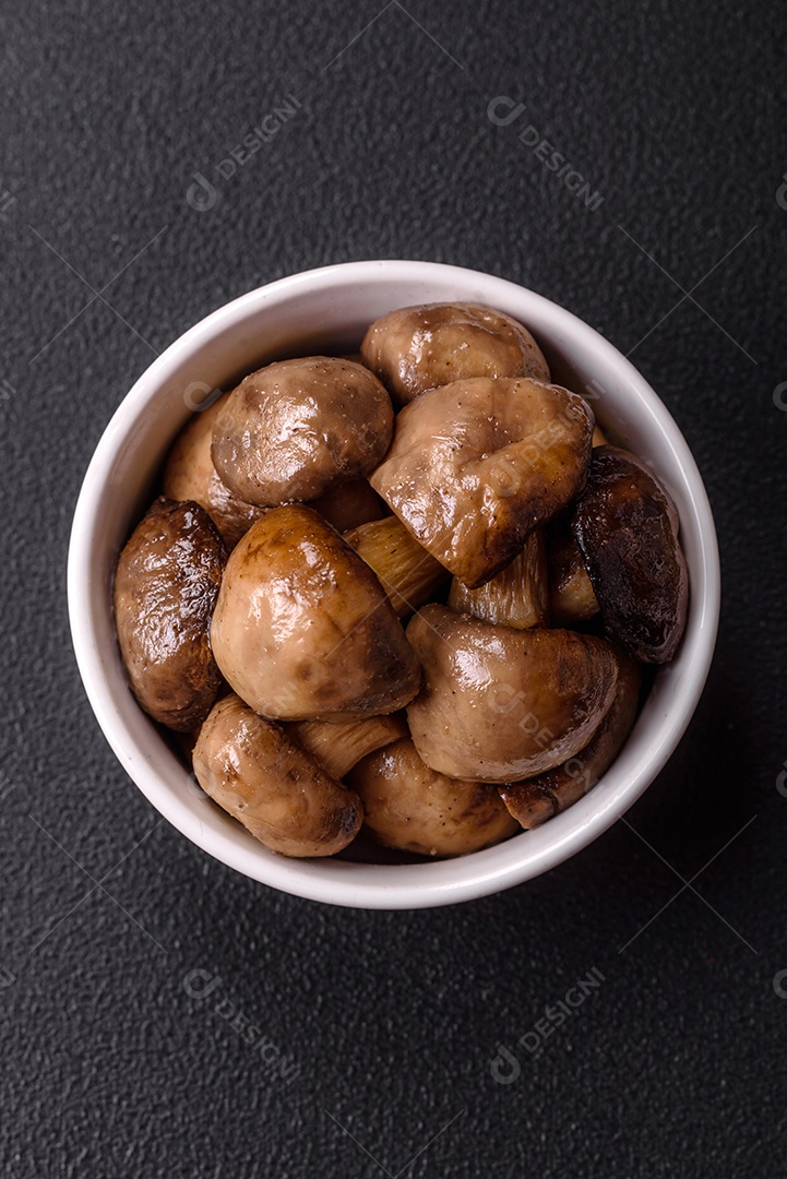 A imagem mostra cogumelos grelhados ou salteados. São um prato versátil que pode ser servido como entrada ou acompanhamento