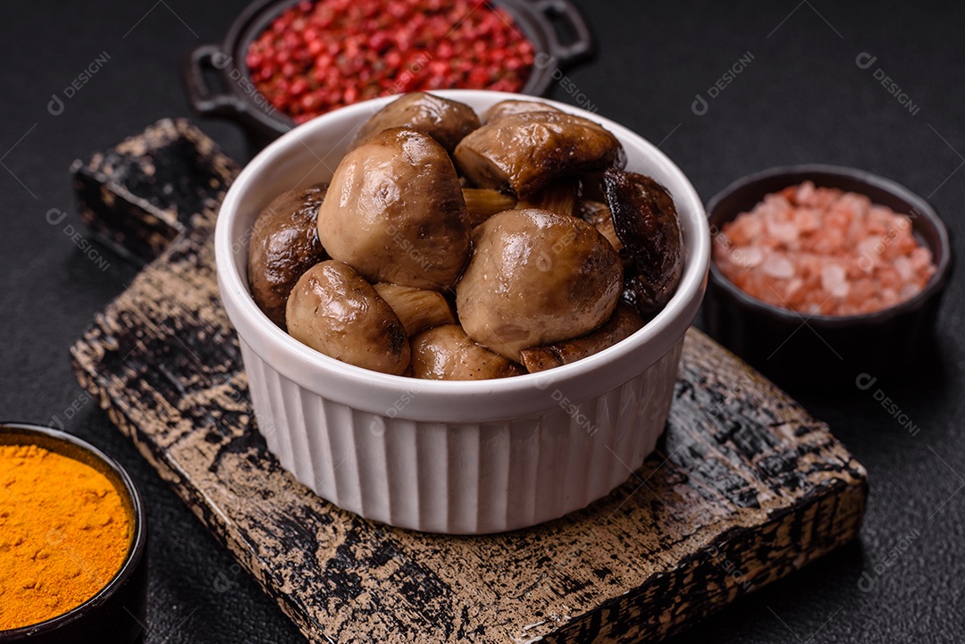 A imagem mostra cogumelos grelhados ou salteados. São um prato versátil que pode ser servido como entrada ou acompanhamento