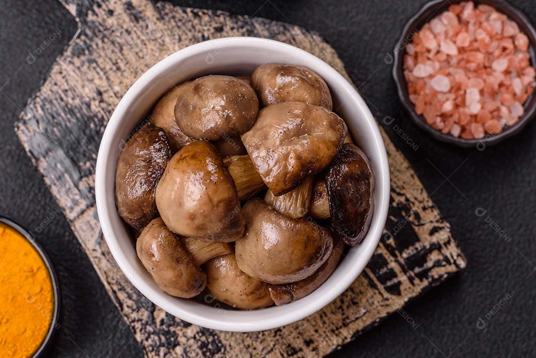 A imagem mostra cogumelos grelhados ou salteados. São um prato versátil que pode ser servido como entrada ou acompanhamento