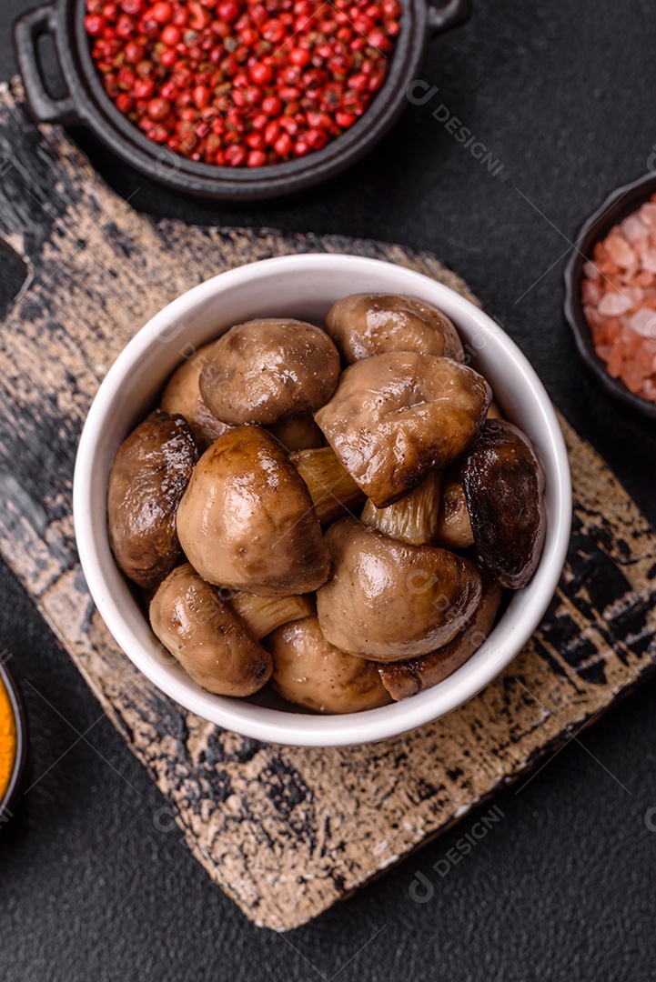 A imagem mostra cogumelos grelhados ou salteados. São um prato versátil que pode ser servido como entrada ou acompanhamento