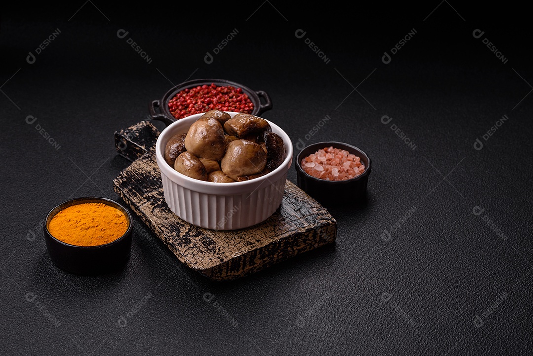 A imagem mostra cogumelos grelhados ou salteados. São um prato versátil que pode ser servido como entrada ou acompanhamento