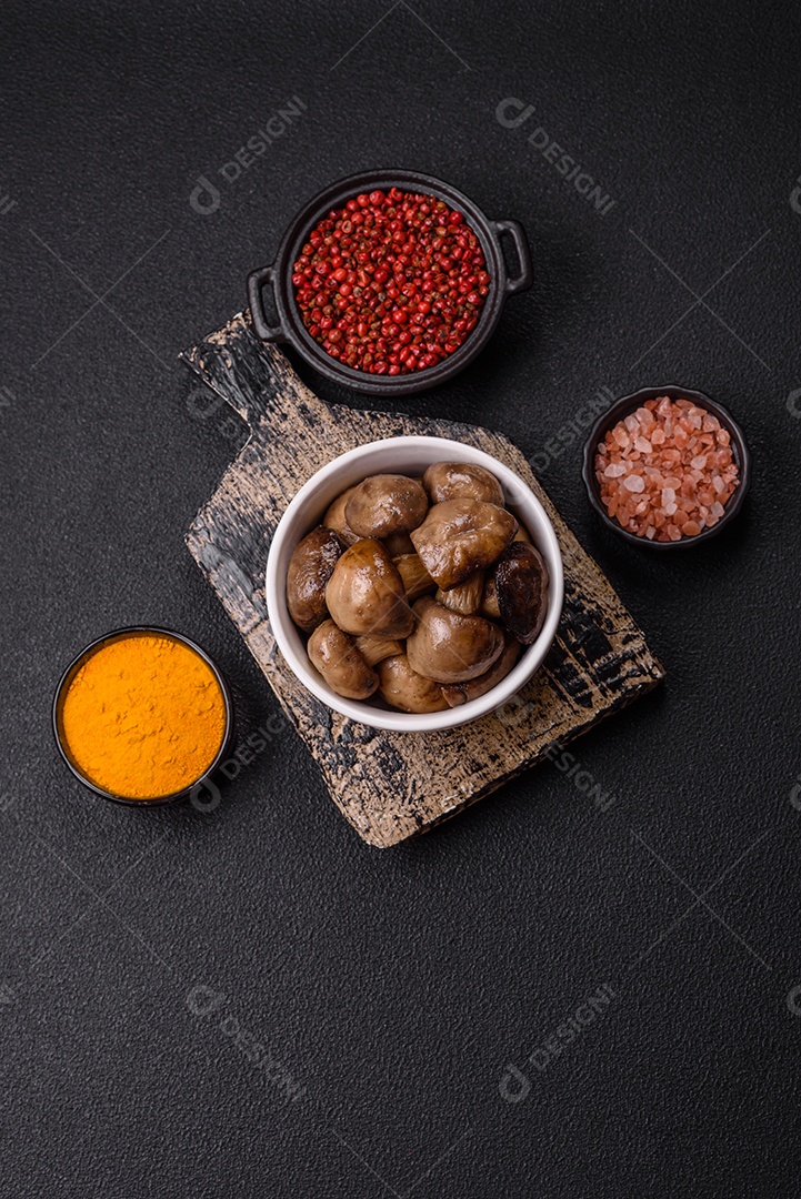 A imagem mostra cogumelos grelhados ou salteados. São um prato versátil que pode ser servido como entrada ou acompanhamento