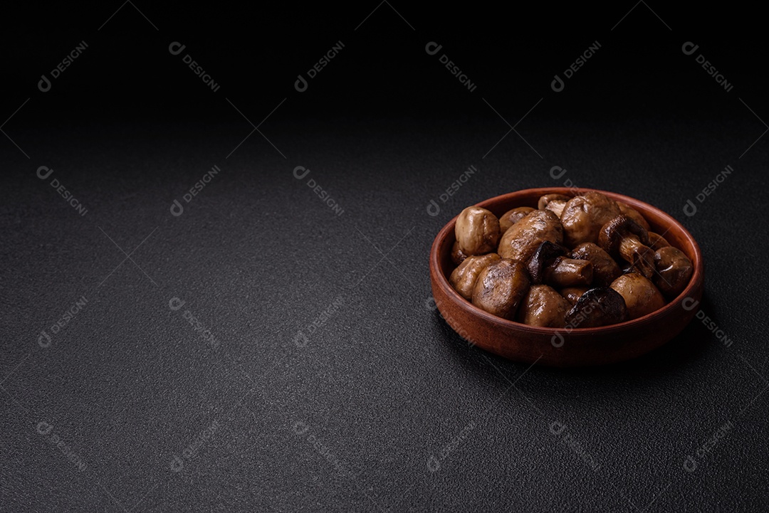 A imagem mostra cogumelos grelhados ou salteados. São um prato versátil que pode ser servido como entrada ou acompanhamento