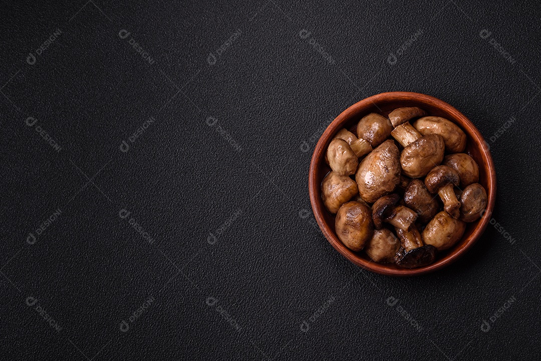 A imagem mostra cogumelos grelhados ou salteados. São um prato versátil que pode ser servido como entrada ou acompanhamento