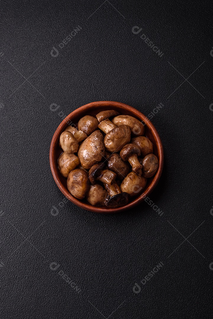 A imagem mostra cogumelos grelhados ou salteados. São um prato versátil que pode ser servido como entrada ou acompanhamento