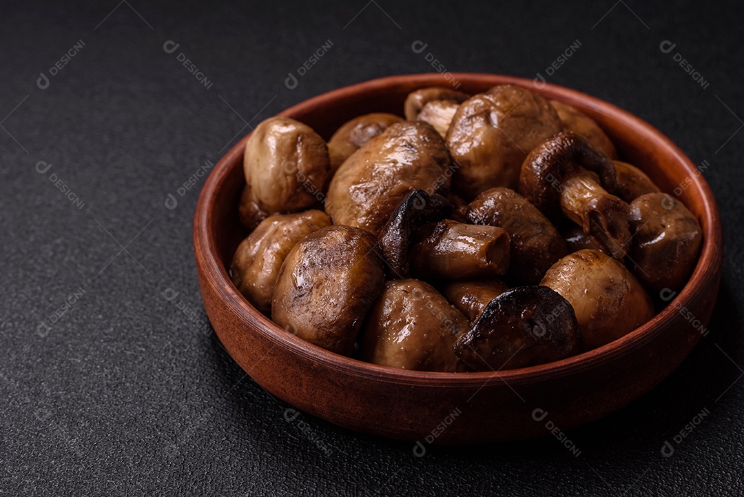 A imagem mostra cogumelos grelhados ou salteados. São um prato versátil que pode ser servido como entrada ou acompanhamento