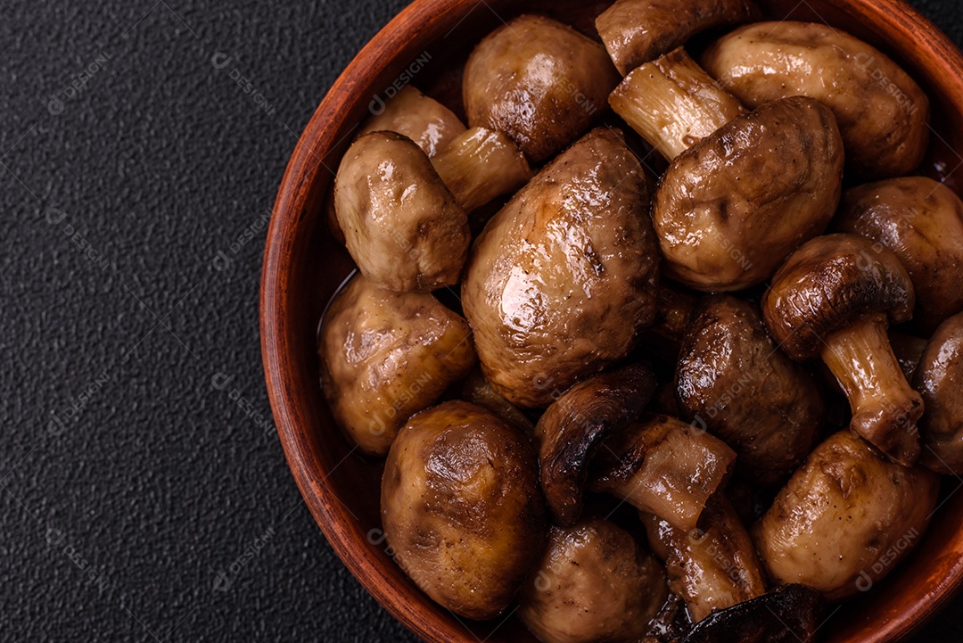 A imagem mostra cogumelos grelhados ou salteados. São um prato versátil que pode ser servido como entrada ou acompanhamento