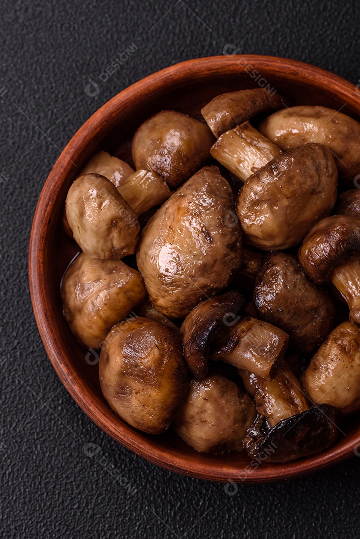 A imagem mostra cogumelos grelhados ou salteados. São um prato versátil que pode ser servido como entrada ou acompanhamento