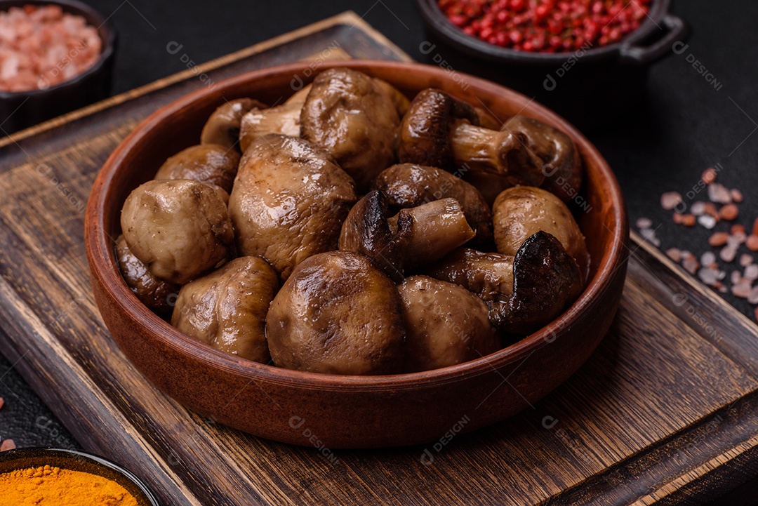 A imagem mostra cogumelos grelhados ou salteados. São um prato versátil que pode ser servido como entrada ou acompanhamento