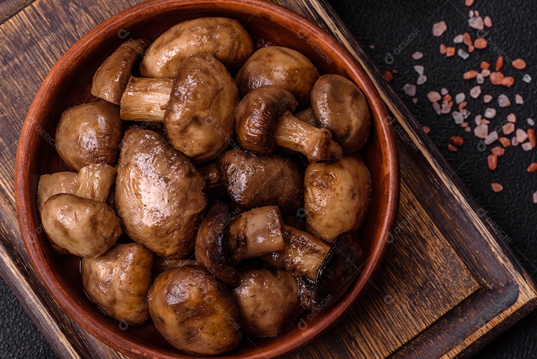 A imagem mostra cogumelos grelhados ou salteados. São um prato versátil que pode ser servido como entrada ou acompanhamento