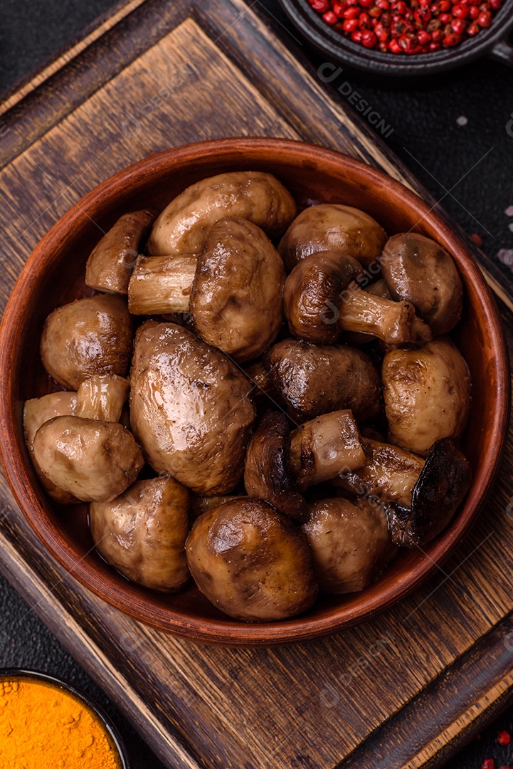 A imagem mostra cogumelos grelhados ou salteados. São um prato versátil que pode ser servido como entrada ou acompanhamento