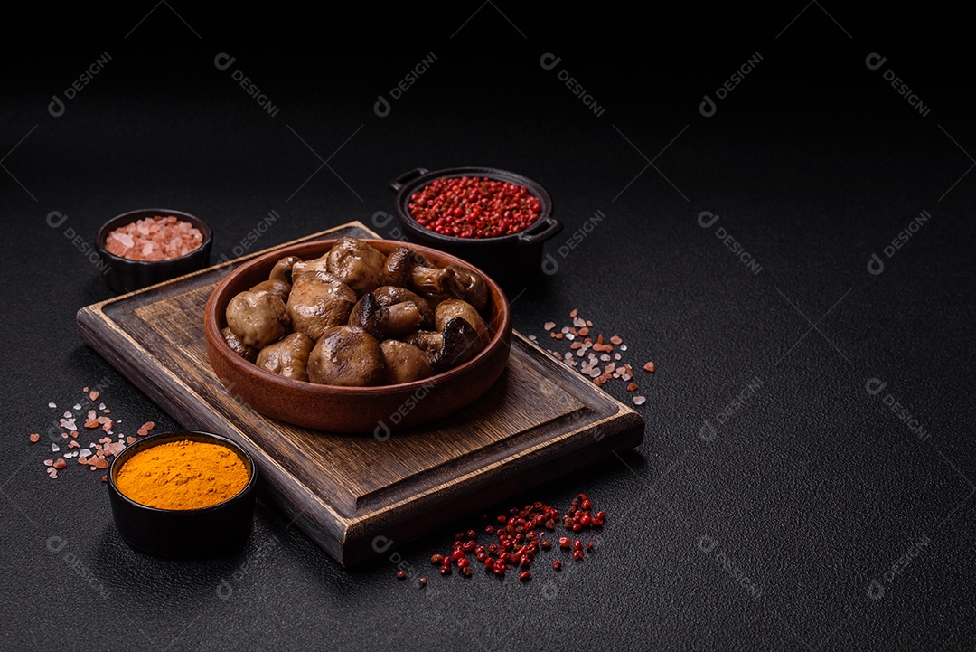 A imagem mostra cogumelos grelhados ou salteados. São um prato versátil que pode ser servido como entrada ou acompanhamento