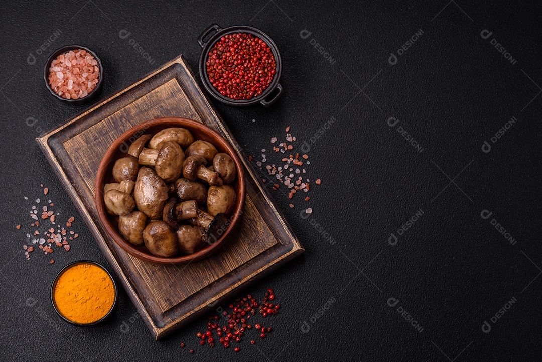 A imagem mostra cogumelos grelhados ou salteados. São um prato versátil que pode ser servido como entrada ou acompanhamento