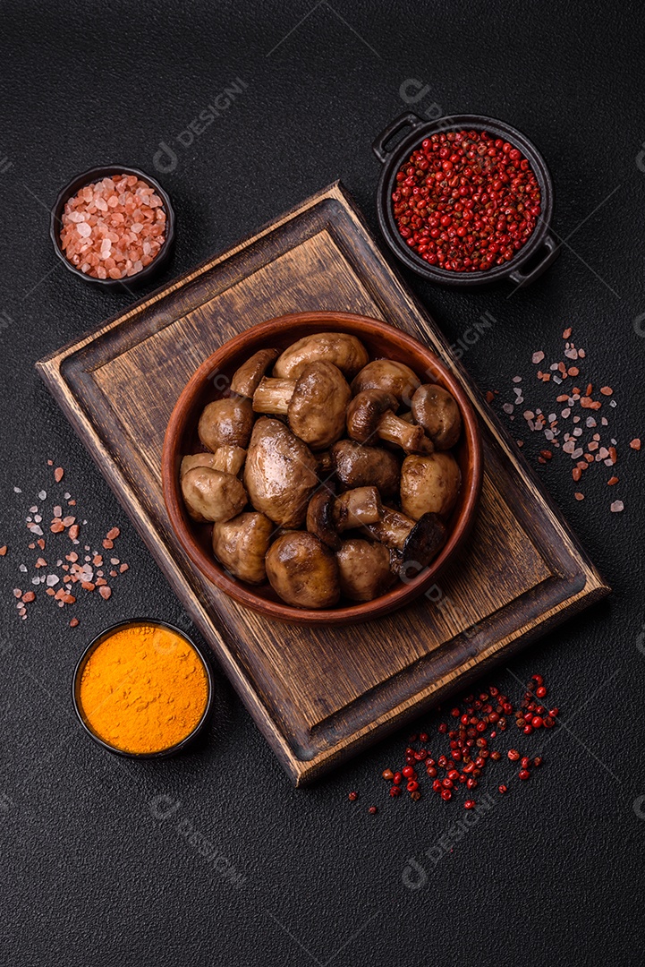 A imagem mostra cogumelos grelhados ou salteados. São um prato versátil que pode ser servido como entrada ou acompanhamento