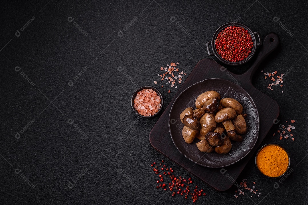 A imagem mostra cogumelos grelhados ou salteados. São um prato versátil que pode ser servido como entrada ou acompanhamento