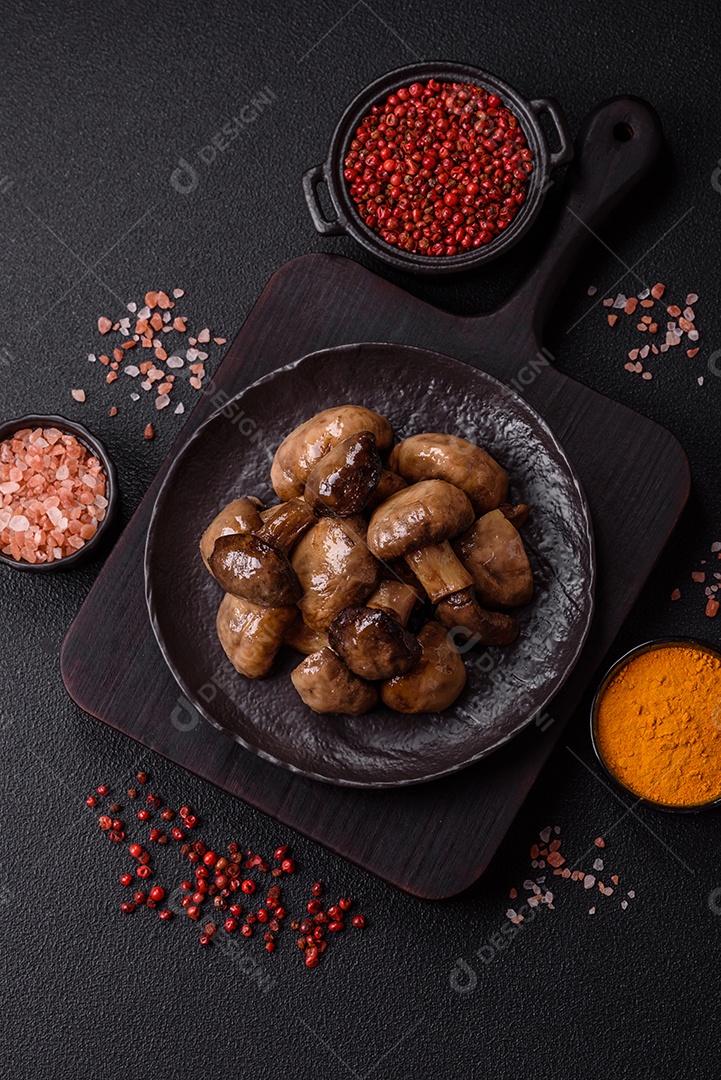 A imagem mostra cogumelos grelhados ou salteados. São um prato versátil que pode ser servido como entrada ou acompanhamento