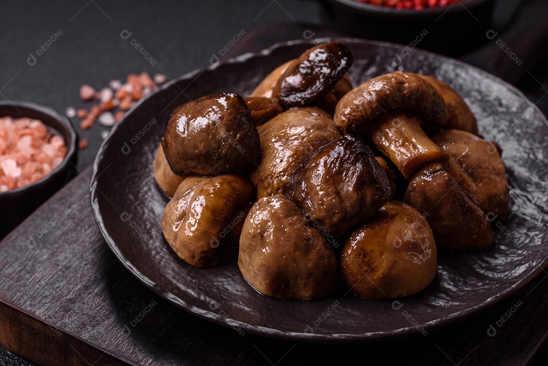 A imagem mostra cogumelos grelhados ou salteados. São um prato versátil que pode ser servido como entrada ou acompanhamento