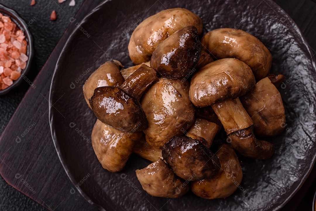 A imagem mostra cogumelos grelhados ou salteados. São um prato versátil que pode ser servido como entrada ou acompanhamento