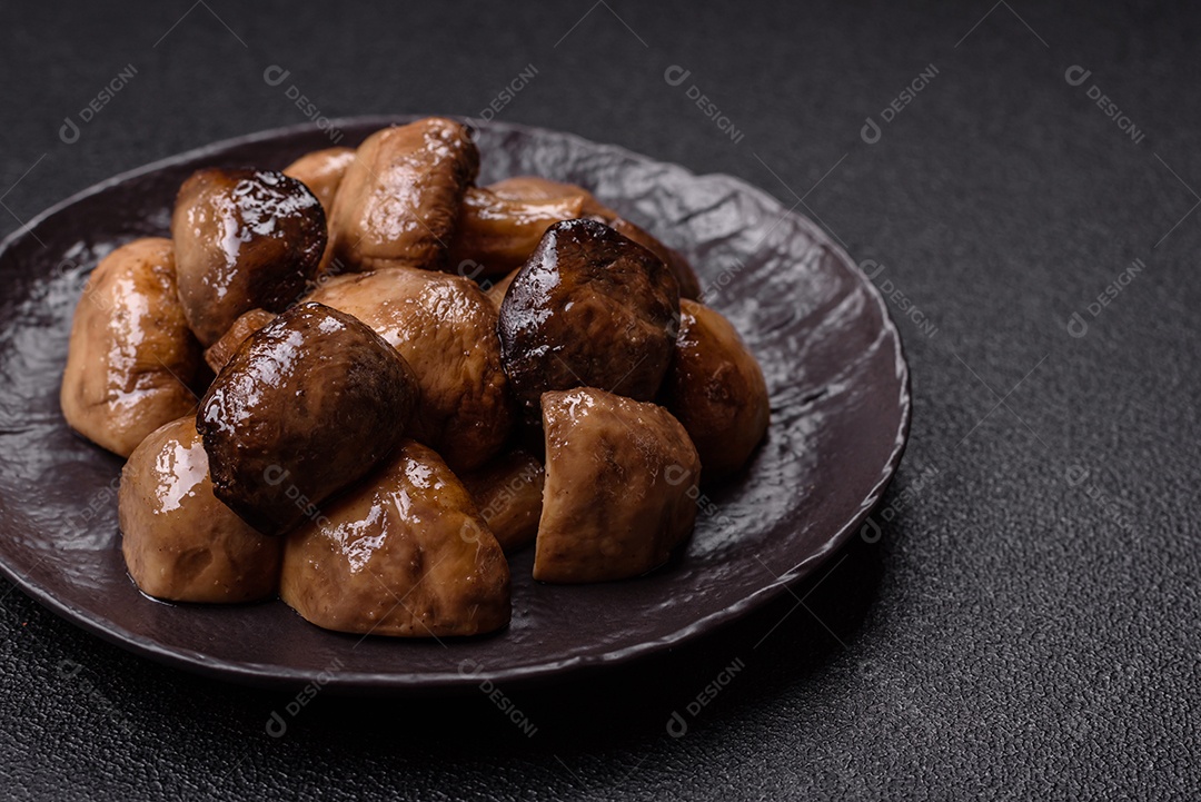 A imagem mostra cogumelos grelhados ou salteados. São um prato versátil que pode ser servido como entrada ou acompanhamento