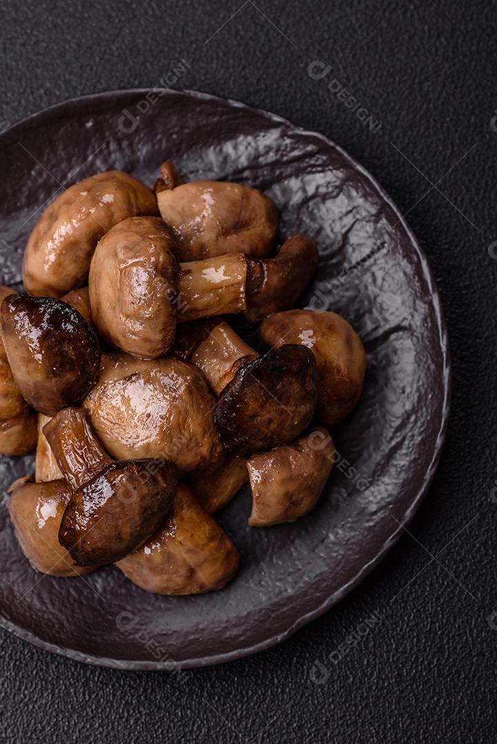 A imagem mostra cogumelos grelhados ou salteados. São um prato versátil que pode ser servido como entrada ou acompanhamento