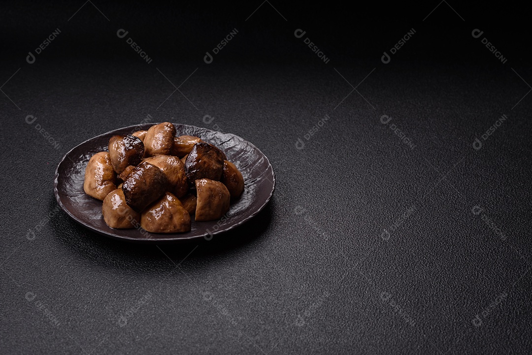 A imagem mostra cogumelos grelhados ou salteados. São um prato versátil que pode ser servido como entrada ou acompanhamento