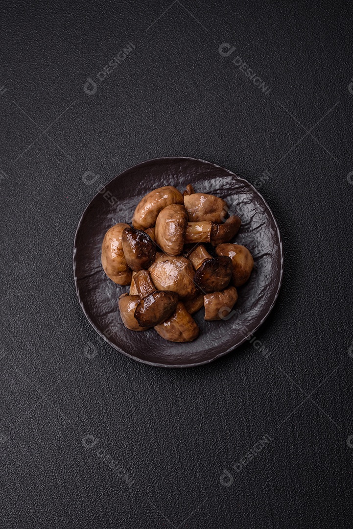 A imagem mostra cogumelos grelhados ou salteados. São um prato versátil que pode ser servido como entrada ou acompanhamento