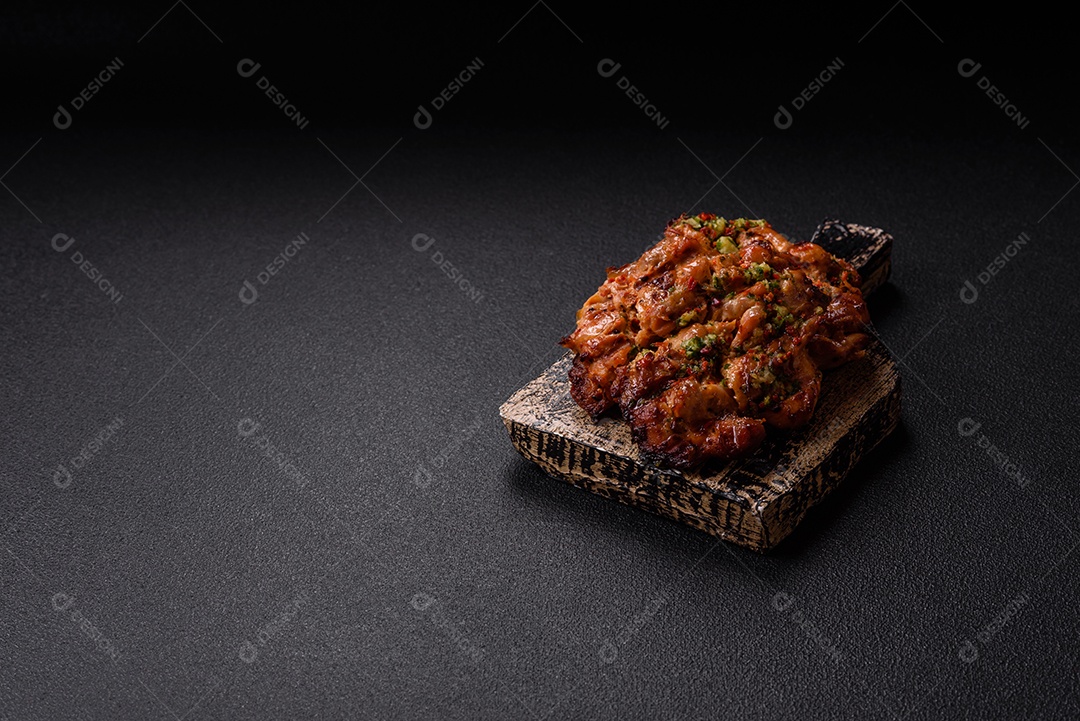 A imagem mostra um prato de shawarma de frango. O shawarma é um prato popular do Oriente Médio que consiste em carne assada em um espeto vertical e servida em fatias finas