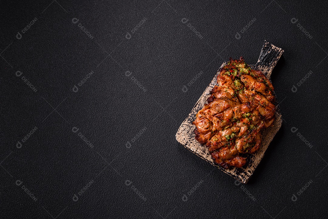 A imagem mostra um prato de shawarma de frango. O shawarma é um prato popular do Oriente Médio que consiste em carne assada em um espeto vertical e servida em fatias finas