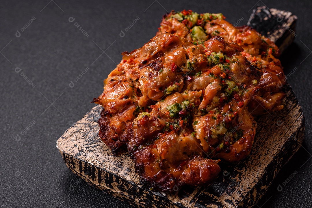 A imagem mostra um prato de shawarma de frango. O shawarma é um prato popular do Oriente Médio que consiste em carne assada em um espeto vertical e servida em fatias finas