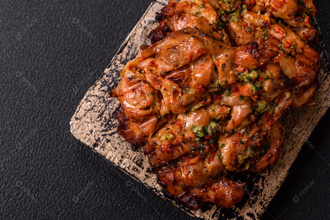 A imagem mostra um prato de shawarma de frango. O shawarma é um prato popular do Oriente Médio que consiste em carne assada em um espeto vertical e servida em fatias finas