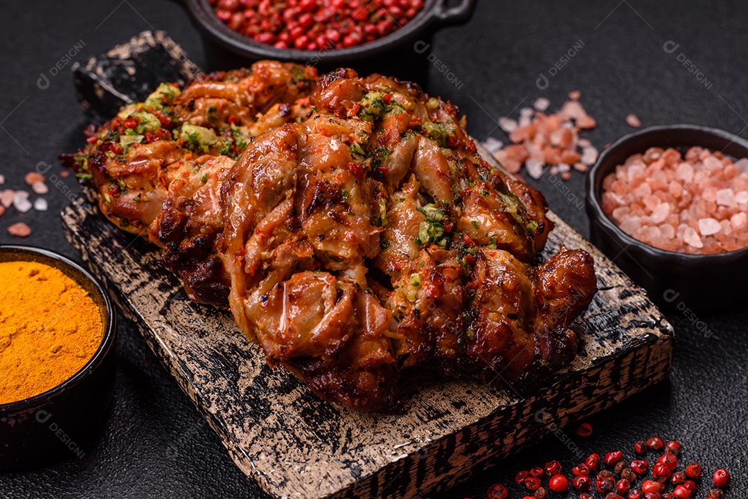 A imagem mostra um prato de shawarma de frango. O shawarma é um prato popular do Oriente Médio que consiste em carne assada em um espeto vertical e servida em fatias finas