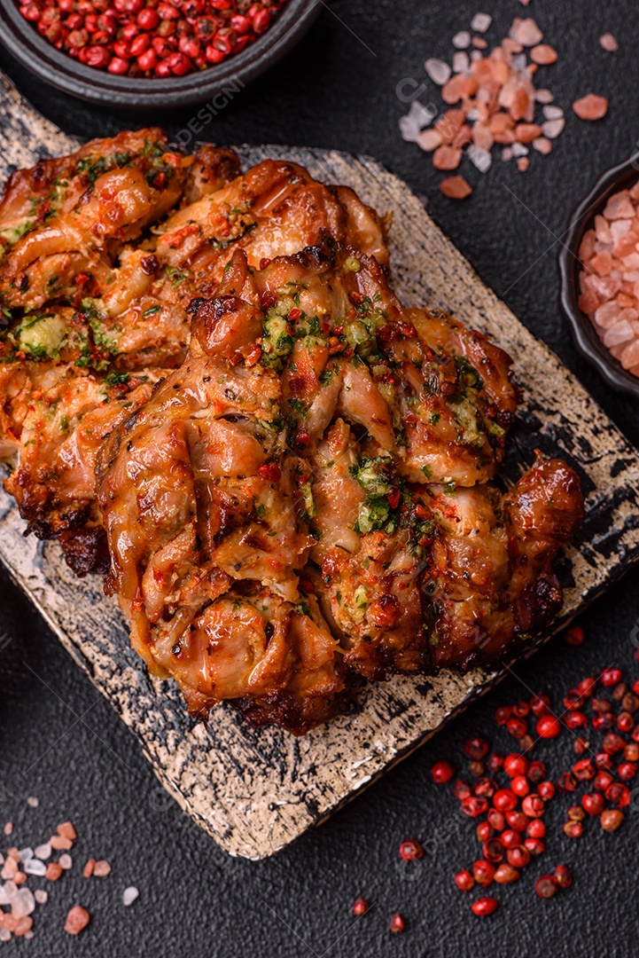 A imagem mostra um prato de shawarma de frango. O shawarma é um prato popular do Oriente Médio que consiste em carne assada em um espeto vertical e servida em fatias finas