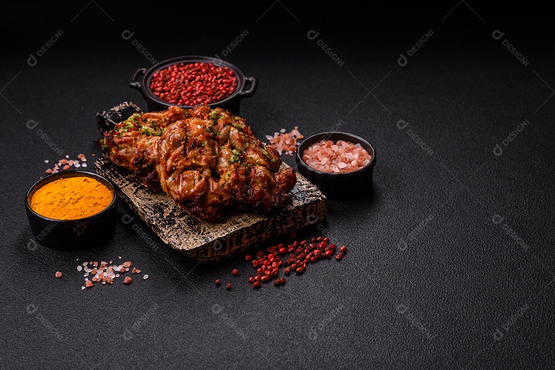 A imagem mostra um prato de shawarma de frango. O shawarma é um prato popular do Oriente Médio que consiste em carne assada em um espeto vertical e servida em fatias finas