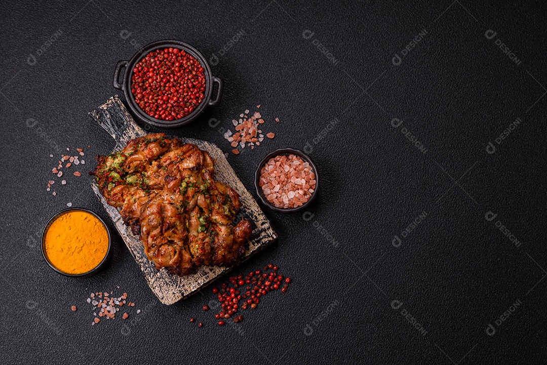 A imagem mostra um prato de shawarma de frango. O shawarma é um prato popular do Oriente Médio que consiste em carne assada em um espeto vertical e servida em fatias finas