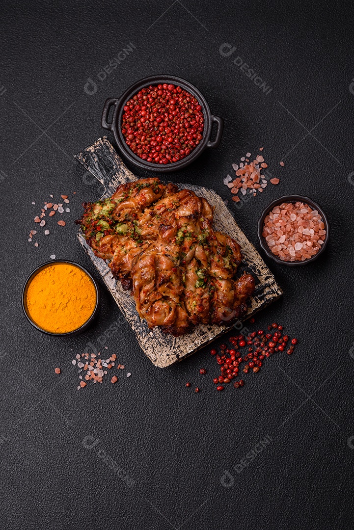 A imagem mostra um prato de shawarma de frango. O shawarma é um prato popular do Oriente Médio que consiste em carne assada em um espeto vertical e servida em fatias finas