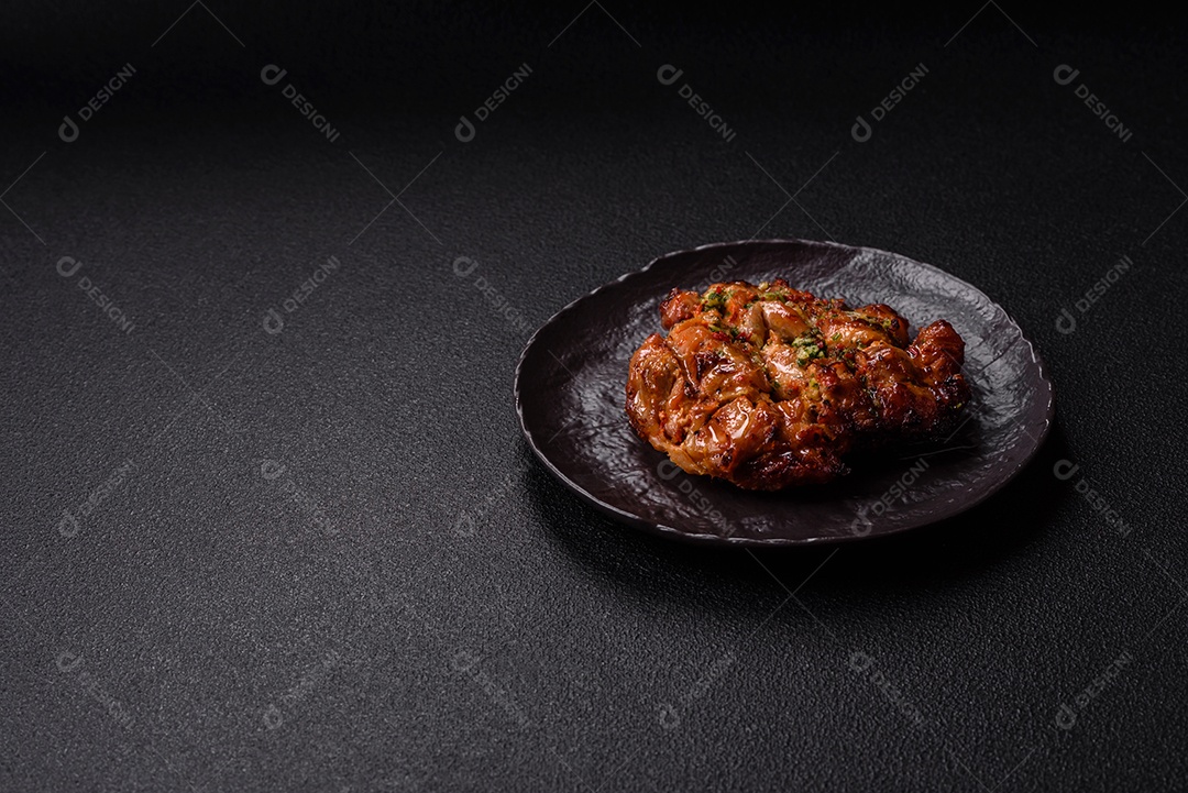 A imagem mostra um prato de shawarma de frango. O shawarma é um prato popular do Oriente Médio que consiste em carne assada em um espeto vertical e servida em fatias finas