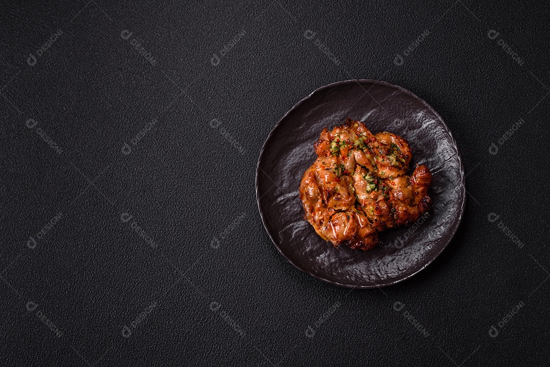 A imagem mostra um prato de shawarma de frango. O shawarma é um prato popular do Oriente Médio que consiste em carne assada em um espeto vertical e servida em fatias finas