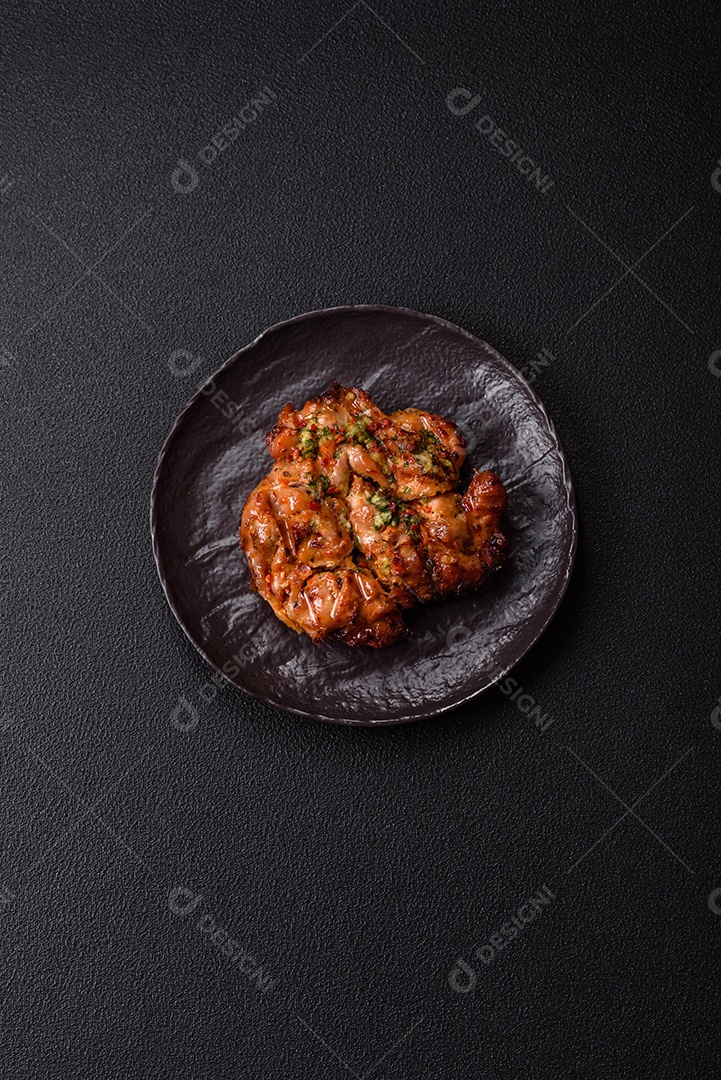 A imagem mostra um prato de shawarma de frango. O shawarma é um prato popular do Oriente Médio que consiste em carne assada em um espeto vertical e servida em fatias finas